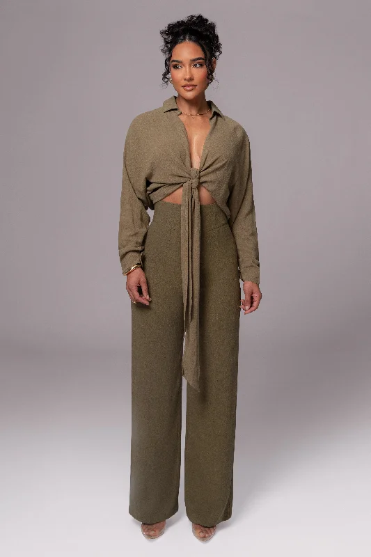 Comfortable yet stylish outfits for women on the go   Olive Explorer Linen Pants